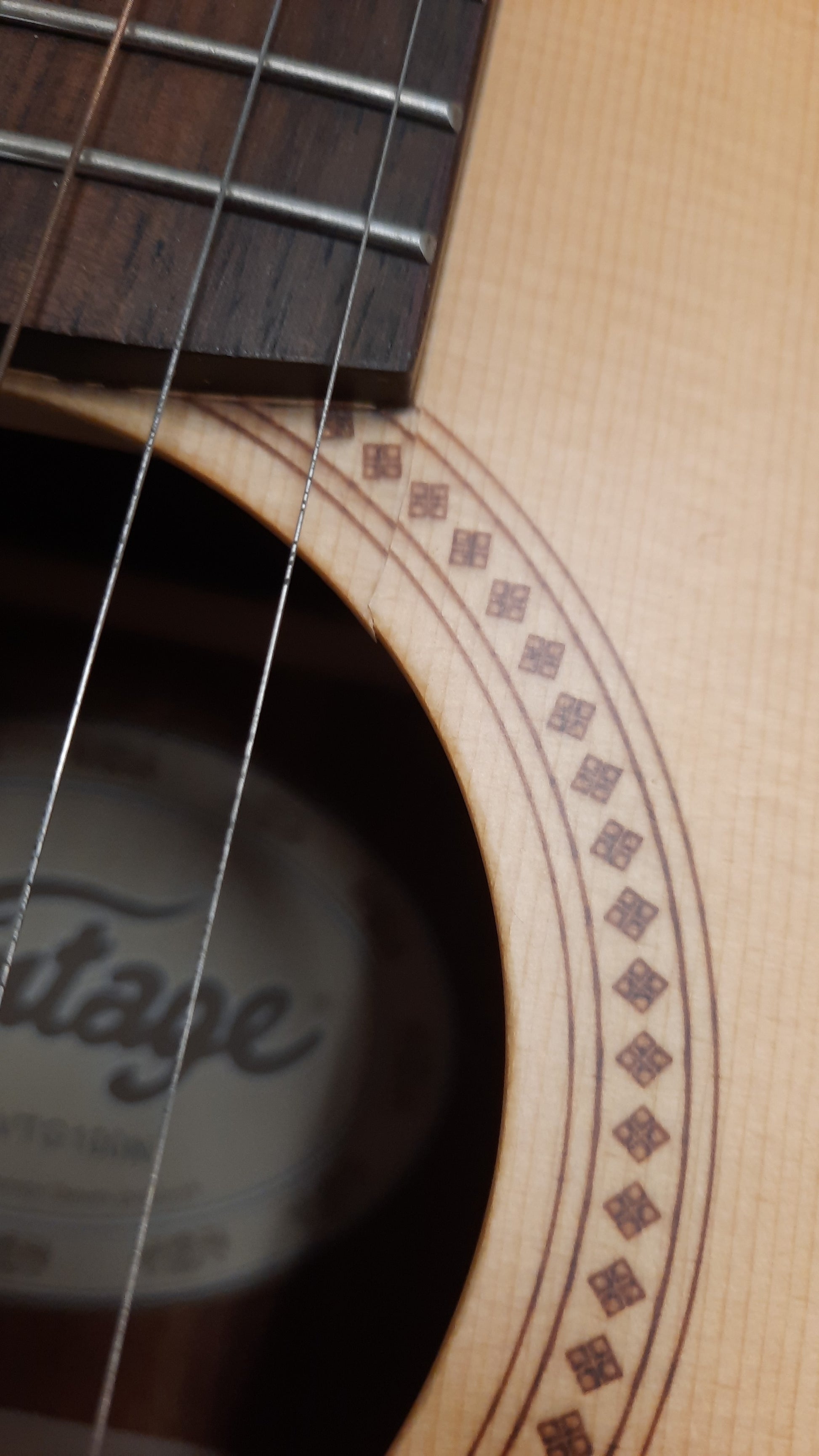 Vintage VTG100N Acoustic Travel Guitar - Aron Soitin