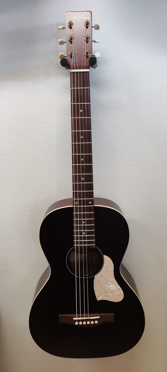 Art & Lutherie parlor acoustic guitar w/ bag